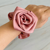 Coletero con rosas de satén de Art Of Work