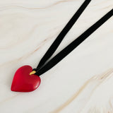 Collar con fajín negro y rojo atrevido