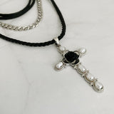 Collar de cruz de rosa negra en capas