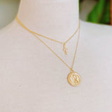 Collar a capas con cruz y monedas