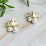 Pendientes pequeños con pedrería y flores