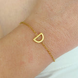 Pulsera con inicial brillante y delicada