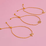 Pulsera con inicial brillante y delicada