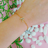 Pulsera con inicial brillante y delicada
