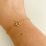 Pulsera con inicial brillante y delicada