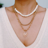 Collier superposé de perles de résine et cœur doré