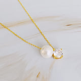 Collar de una sola perla y diamantes