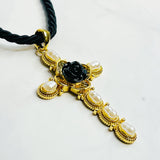 Collar de cruz de rosa negra en capas