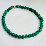 Preciosa pulsera elástica con cuentas de piedra