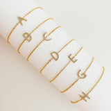 Pulsera con inicial brillante y delicada