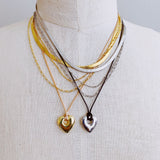 Collar de cadena y corazón perfectamente superpuesto