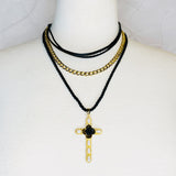 Collar de cruz de rosa negra en capas