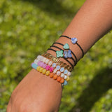 Bracelet extensible semi-précieux avec croix arrondie