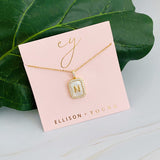 Collar con colgante de medallón abierto Deco inicial