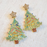Beaded Christmas tree earrings in green with festive sparkle – bold and playful holiday accessory