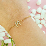 Pulsera con inicial brillante y delicada