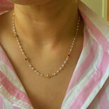 Precioso collar de cadena con perlas y minicorazones