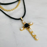 Collar de cruz de rosa negra en capas