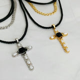 Collar de cruz de rosa negra en capas