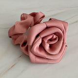 Coletero con rosas de satén de Art Of Work