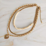 Collier superposé de perles de résine et cœur doré