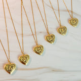 Collier avec médaillon ouvert et initiale en forme de cœur nostalgique