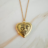 Collier avec médaillon ouvert et initiale en forme de cœur nostalgique