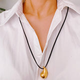 Collier en forme de larme en cuir noir