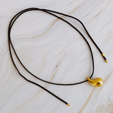 Collier en forme de larme en cuir noir