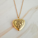 Collier avec médaillon ouvert et initiale en forme de cœur nostalgique