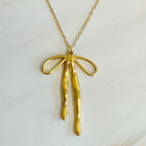 Collar con colgante de lazo estilista