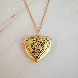 Collier avec médaillon ouvert et initiale en forme de cœur nostalgique
