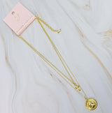 Collar a capas con cruz y monedas