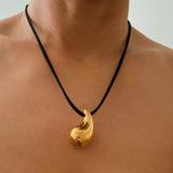 Collier en forme de larme en cuir noir