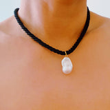 Collier de perles baroques en corde de satin