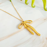 Collar con colgante de lazo estilista