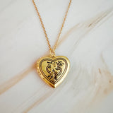Collier avec médaillon ouvert et initiale en forme de cœur nostalgique