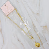 Collar a capas con cruz y monedas