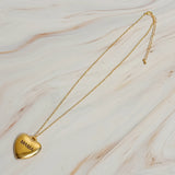 Collar con colgante de corazón grabado de mamá