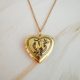 Collier avec médaillon ouvert et initiale en forme de cœur nostalgique