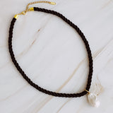 Collier de perles baroques en corde de satin