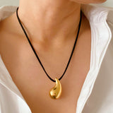 Collier en forme de larme en cuir noir