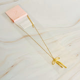 Collar con colgante de lazo estilista