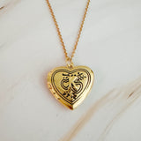 Collier avec médaillon ouvert et initiale en forme de cœur nostalgique