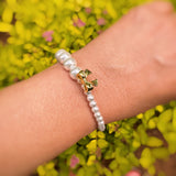 Pulsera de perlas con lazo colgante