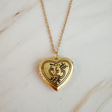 Collier avec médaillon ouvert et initiale en forme de cœur nostalgique