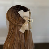 Gross-Grain-Bow-Hair-Claw-white-in-hair
