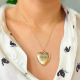 Collar con colgante de corazón grabado de mamá