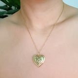 Collier avec médaillon ouvert et initiale en forme de cœur nostalgique