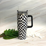 Elegante taza de agua grande con asa Checker